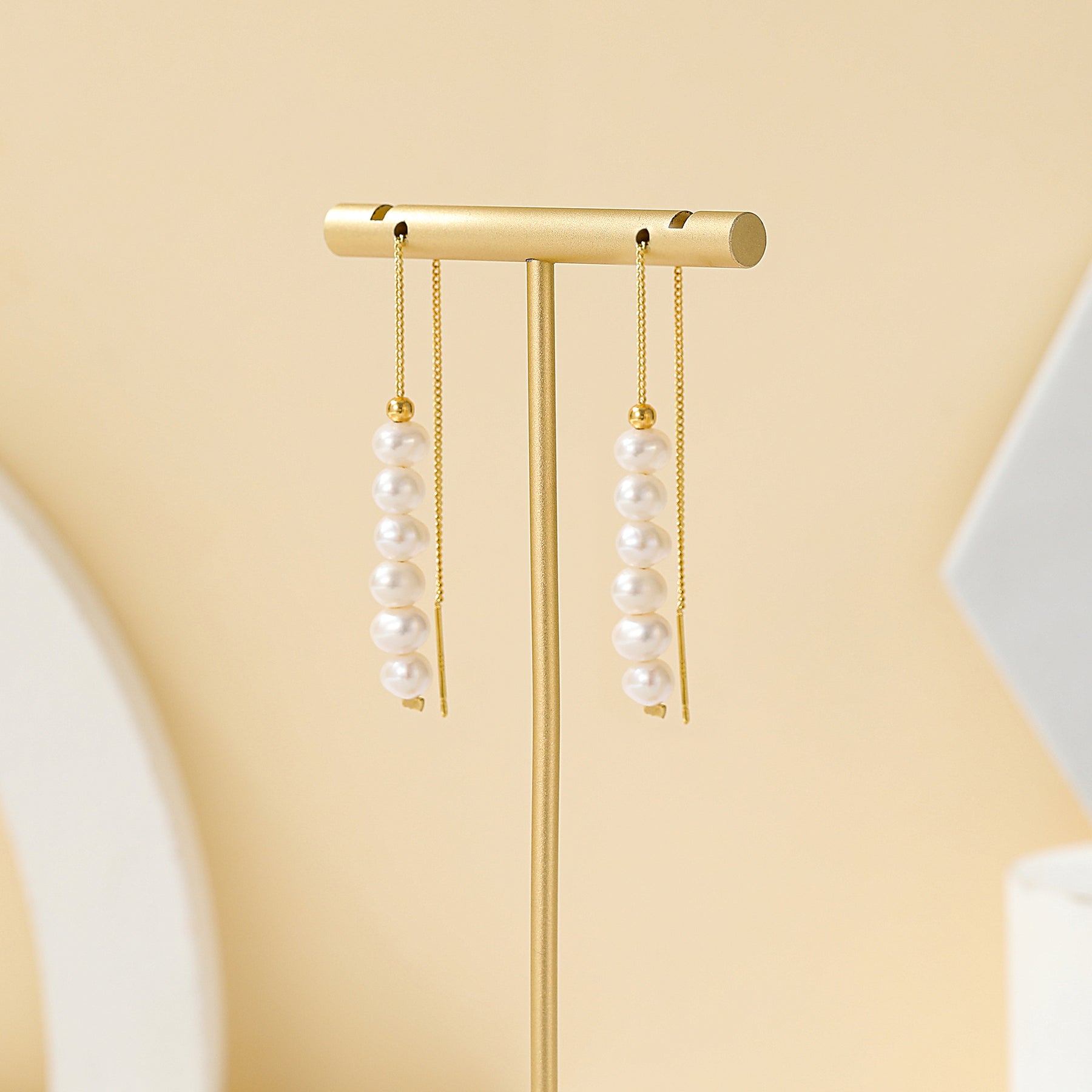 Rae - Pendientes de cadena larga con perlas naturales y cuentas elegantes de 18 quilates