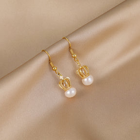 Reine - Pendientes Eardrops con Forma de Corona de Perlas Naturales de 18K