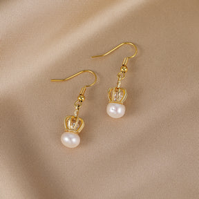 Reine - Pendientes Eardrops con Forma de Corona de Perlas Naturales de 18K