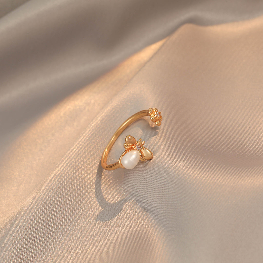 Suzanne - 18K Classic Flower Bee Natural Pearl Ring