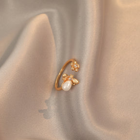 Suzanne - 18K Classic Flower Bee Natural Pearl Ring