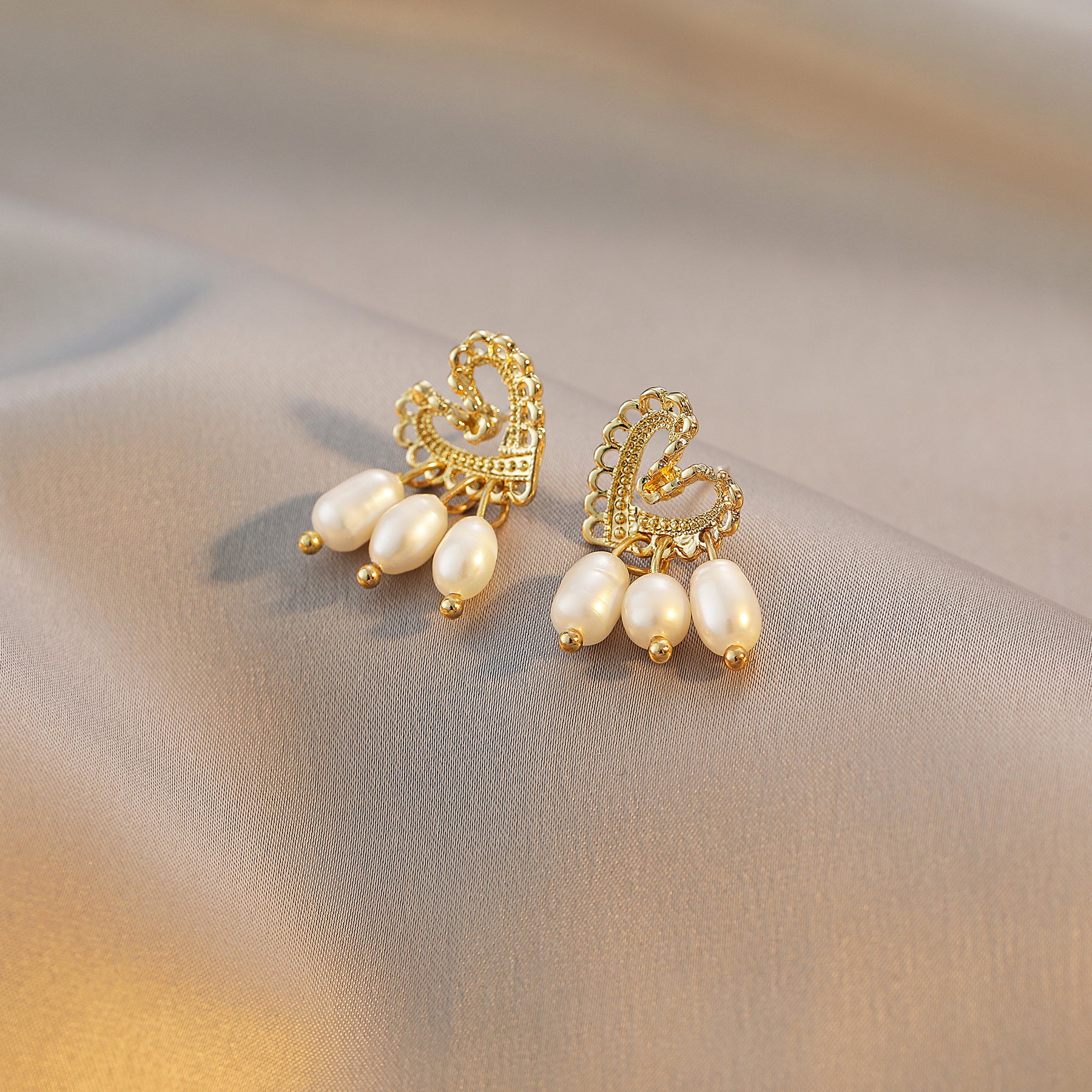 Darlene - Aretes de perlas naturales con forma de corazón dulce de 14 quilates