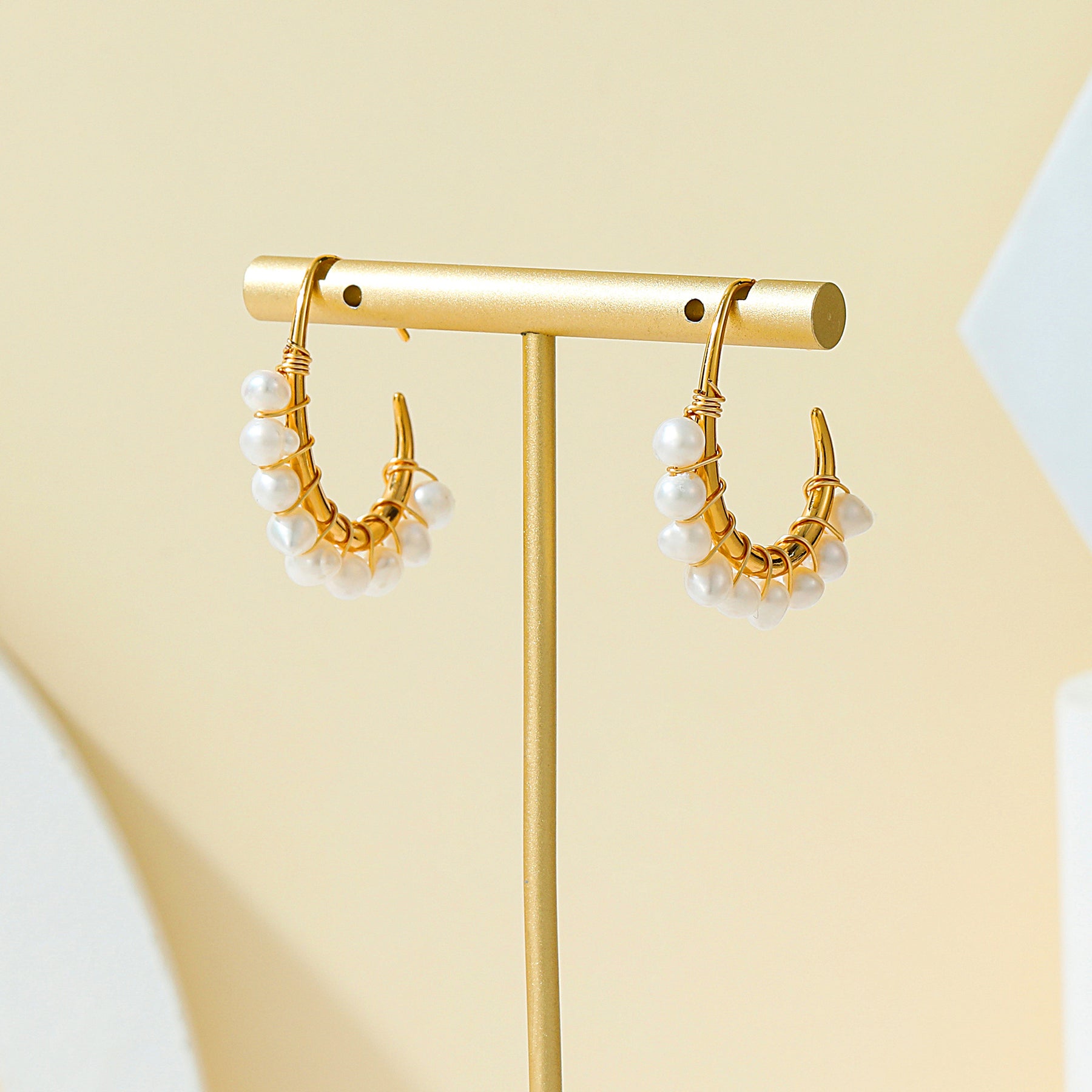 Charlotte - Pendientes de aro elegantes con perlas naturales de 18 quilates