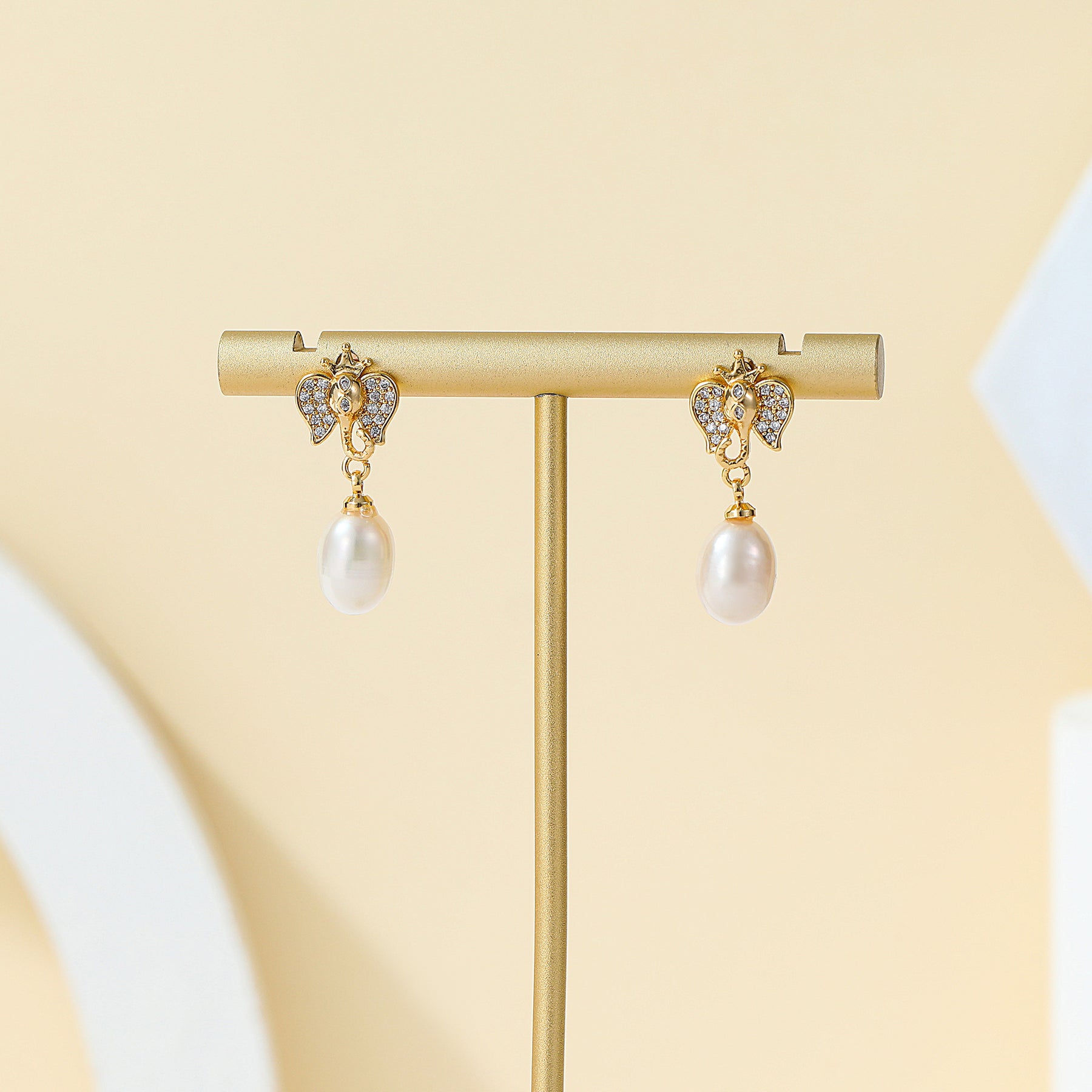 Éléphant - 18K Luxury Bejeweled Elephant Natural Pearl Stud Earrings